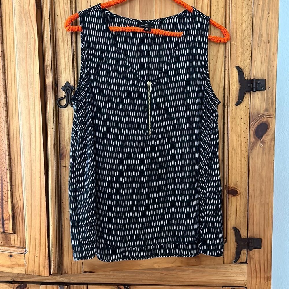 ***** 5 for $25 Worthington Sleeveless Black and White Top